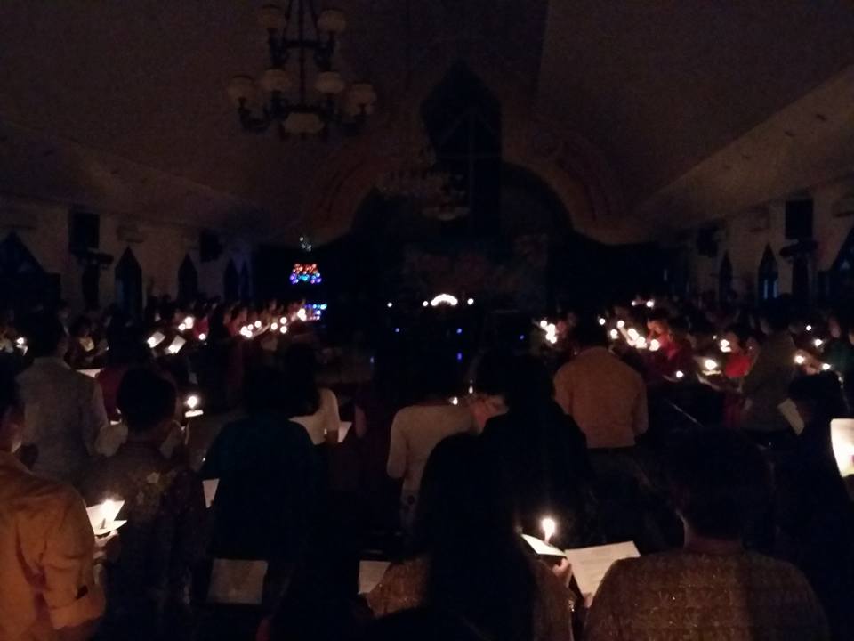 Penyalaan Lilin Natal (diiringi nyanyian jemaat "Malam Kudus") Penyalaan Lilin Natal (diiringi nyanyian jemaat "Malam Kudus")