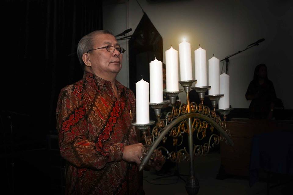 Penyalaan Lilin Natal (diiringi nyanyian jemaat "Malam Kudus") Penyalaan Lilin Natal (diiringi nyanyian jemaat "Malam Kudus")