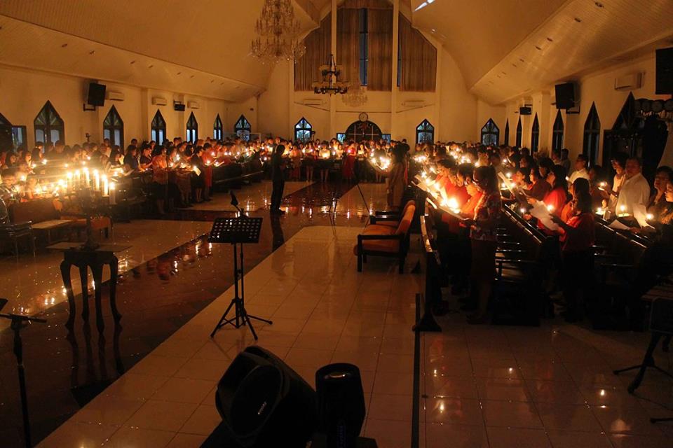 Penyalaan Lilin Natal (diiringi nyanyian jemaat "Malam Kudus") Penyalaan Lilin Natal (diiringi nyanyian jemaat "Malam Kudus")