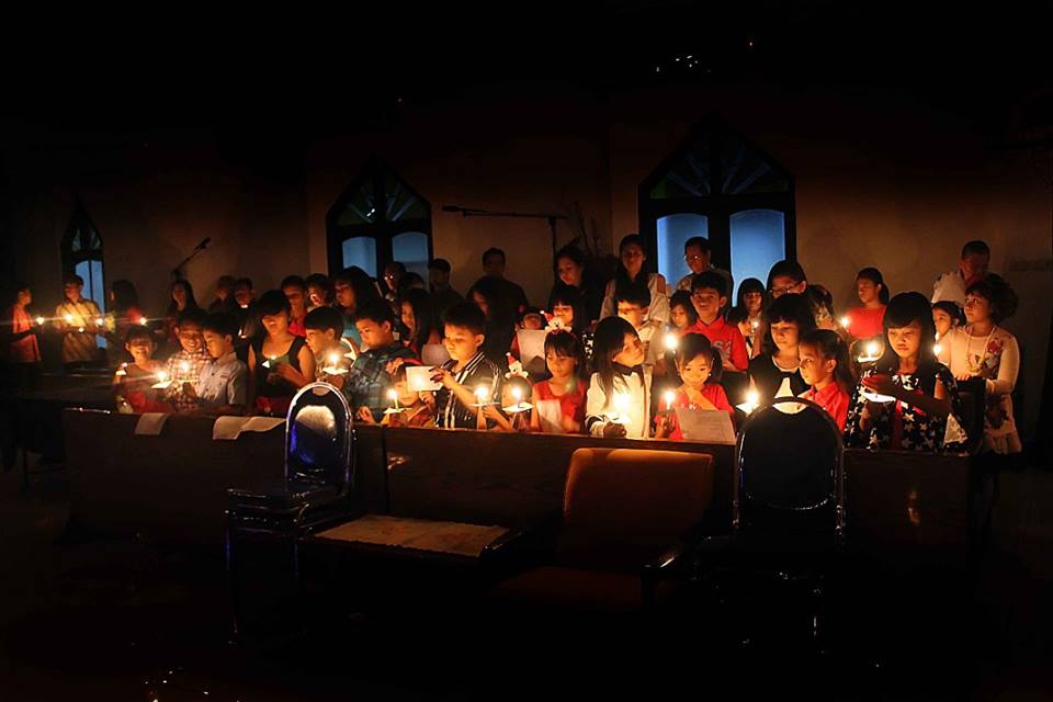 Penyalaan Lilin Natal (diiringi nyanyian jemaat "Malam Kudus") Penyalaan Lilin Natal (diiringi nyanyian jemaat "Malam Kudus")
