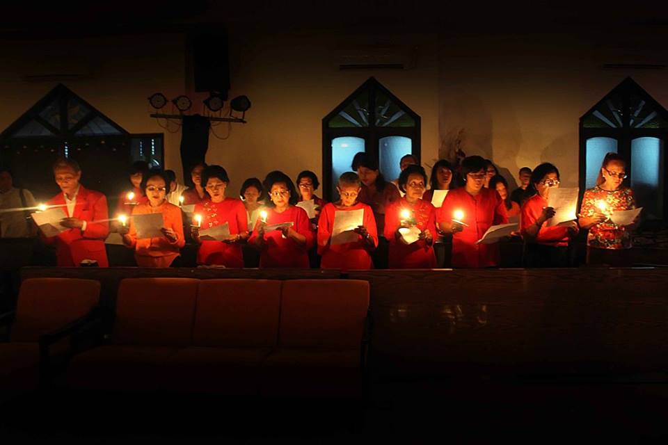 Penyalaan Lilin Natal (diiringi nyanyian jemaat "Malam Kudus") Penyalaan Lilin Natal (diiringi nyanyian jemaat "Malam Kudus")