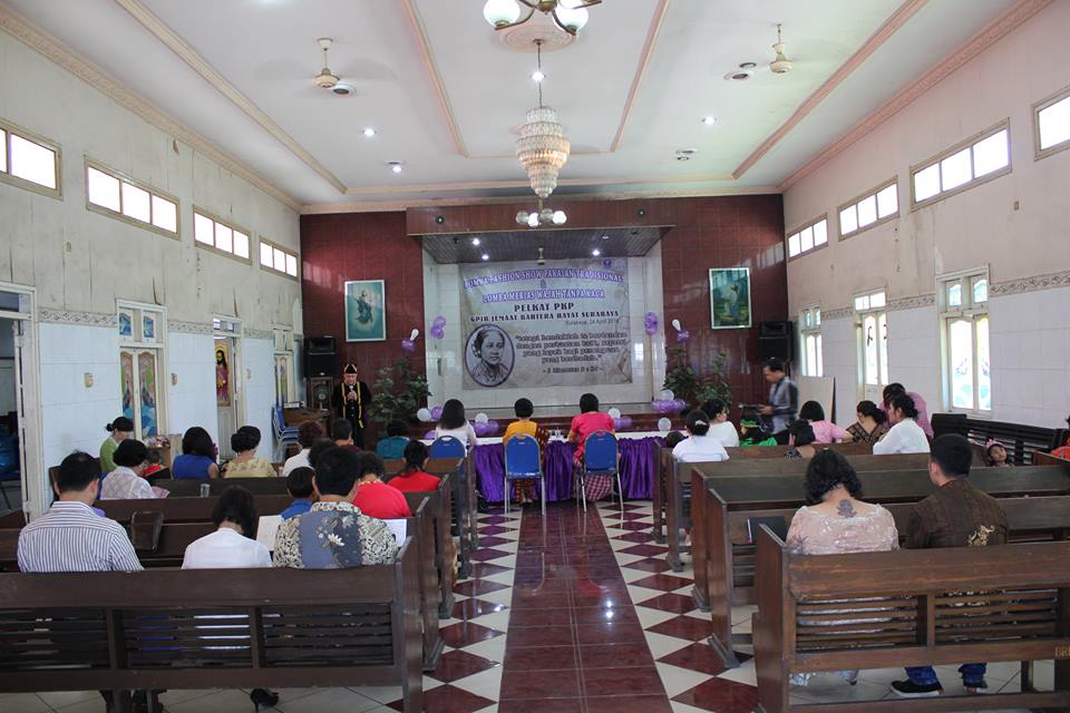 Suasana Pembukaan Lomba Fashion Show Pakaian Tradisional dan Lomba Merias Wajah Tanpa Cermin Suasana Pembukaan Lomba Fashion Show Pakaian Tradisional dan Lomba Merias Wajah Tanpa Cermin