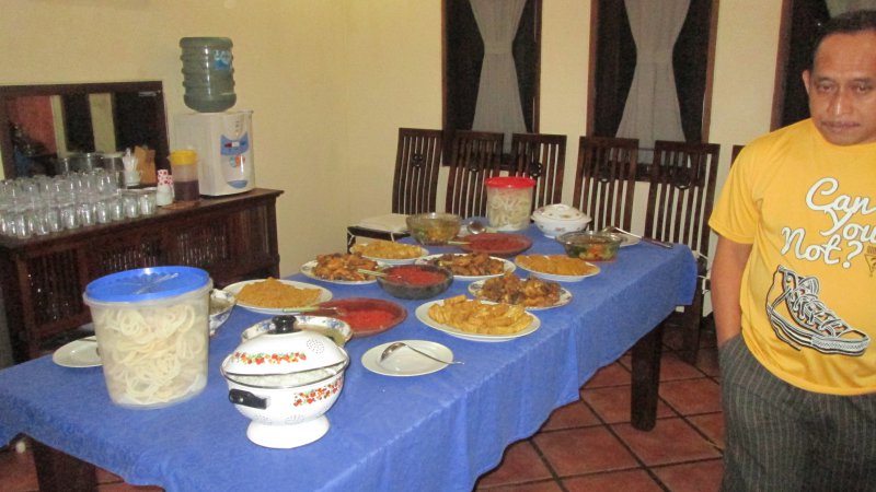 Suasanan Menjelang Makan Malam Bersama Suasanan Menjelang Makan Malam Bersama