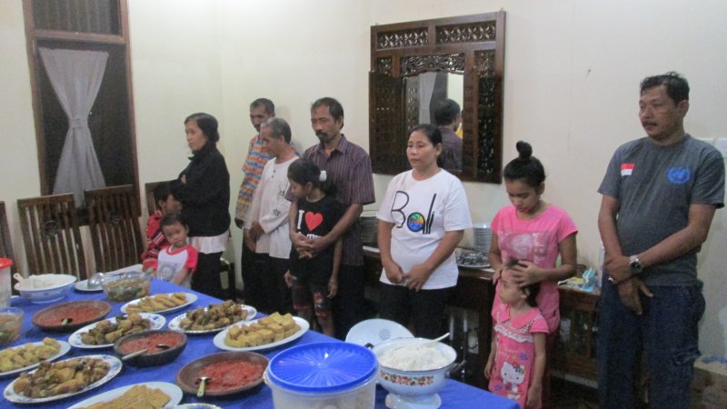 Suasanan Menjelang Makan Malam Bersama Suasanan Menjelang Makan Malam Bersama