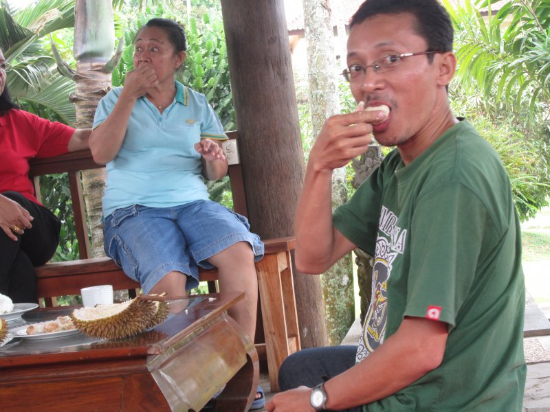 Makan Duren ... Asyik.. Makan Duren ... Asyik..