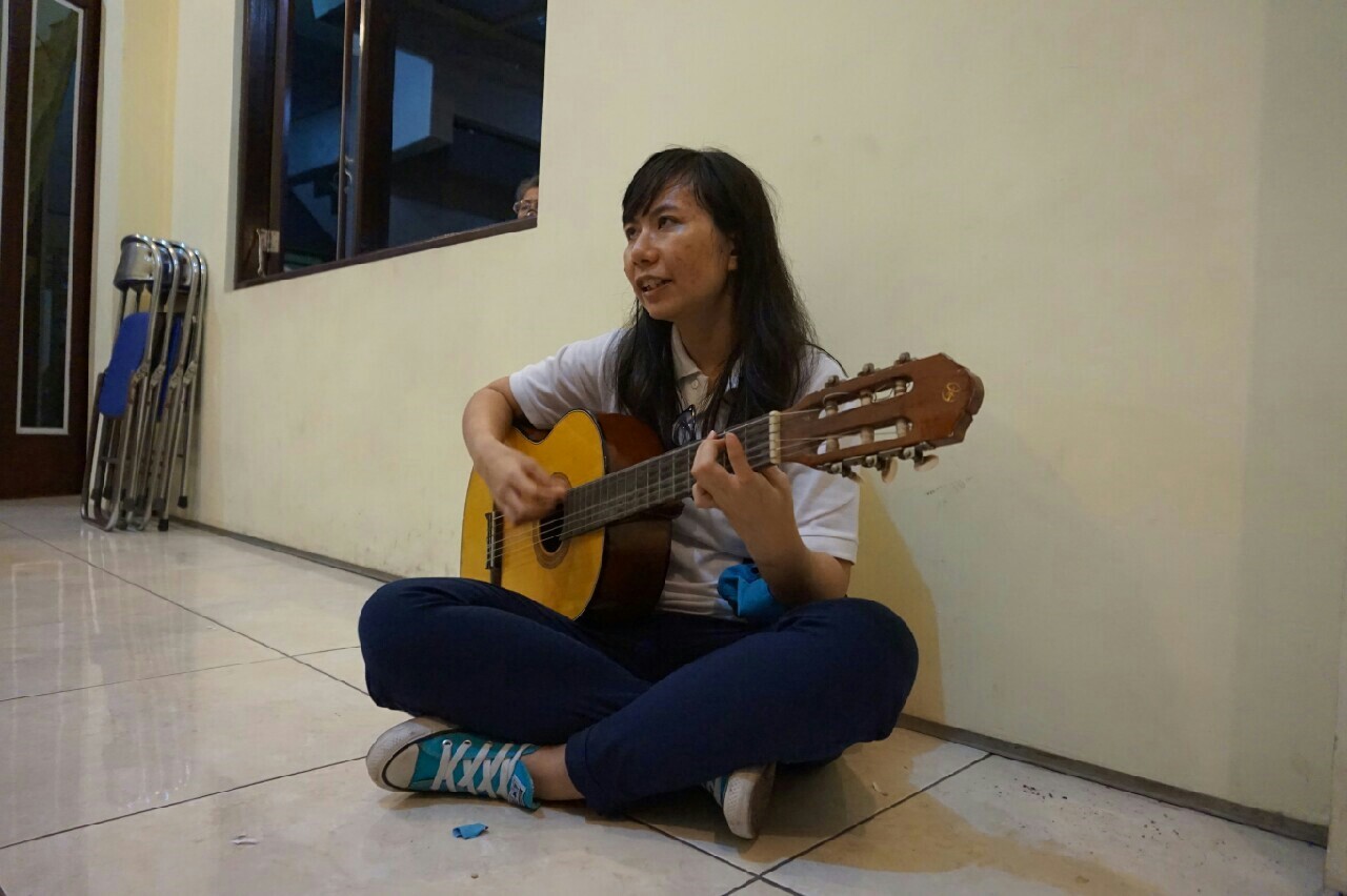 Kakak Lingkan in Action... (Mana Gitaris Cowoknya)  Kakak Lingkan in Action... (Mana Gitaris Cowoknya)