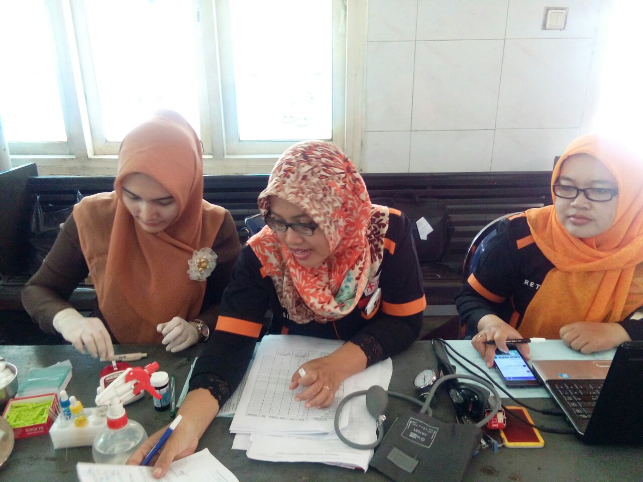 Para Petugas PMI Surabaya Para Petugas PMI Surabaya