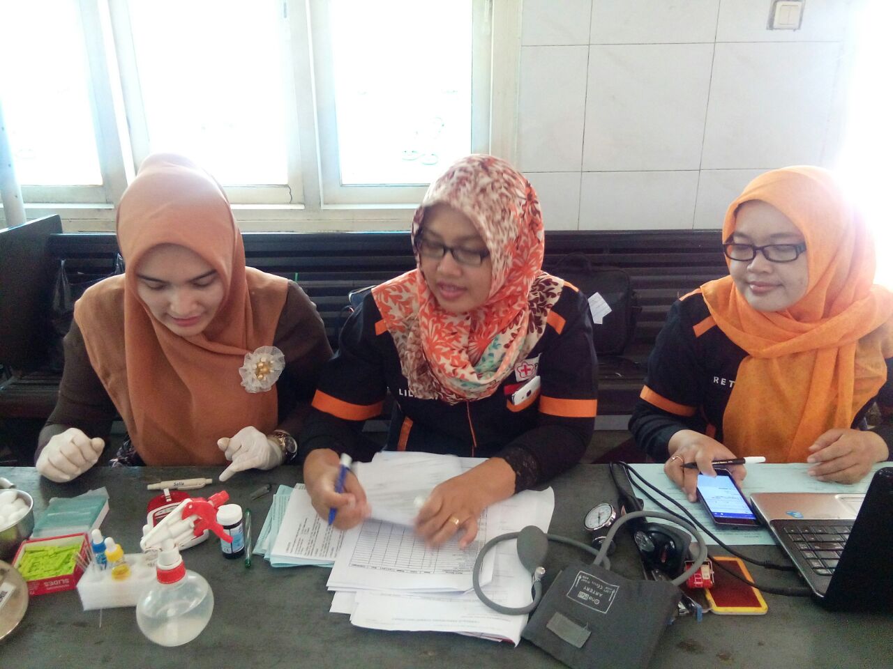 Para Petugas PMI Surabaya Para Petugas PMI Surabaya