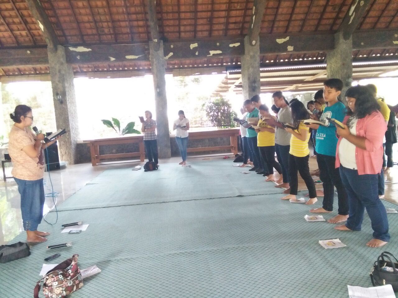 Suasana Ibadah Pembukaan Retreat (dpo: Dkn. Ny. F.M. Tandiarrang) Suasana Ibadah Pembukaan Retreat (dpo: Dkn. Ny. F.M. Tandiarrang)