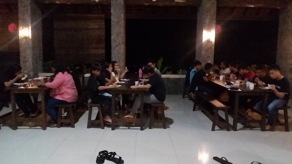 Suasana Makan Malam Suasana Makan Malam