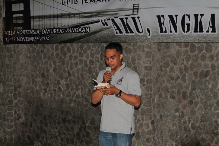 Pak Temmy Membacakan SBU dalam Ibadah Pembukaan Pak Temmy Membacakan SBU dalam Ibadah Pembukaan