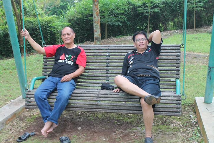 Pak Boy & Pak Fertje sedang santai sejenak Pak Boy & Pak Fertje sedang santai sejenak